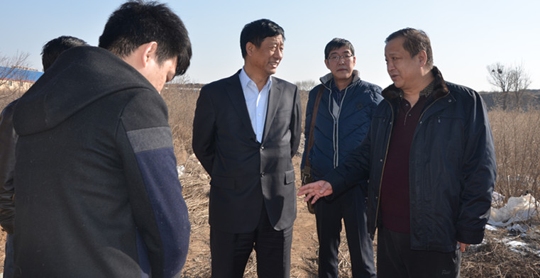 實(shí)地察看車站北街的斷頭路。.jpg